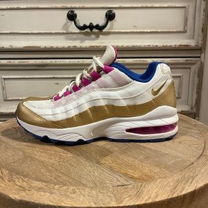 Woman’s Nike air max